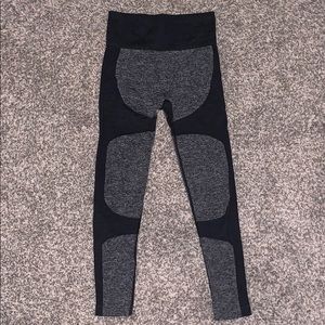 NWOT seamless high waisted black/gray legging